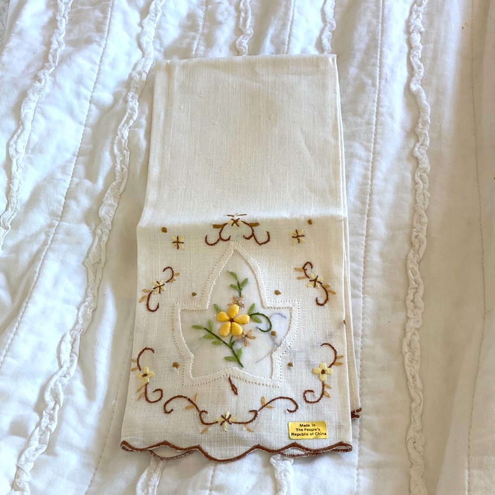 Embroidered Floral linen fingertip towel yellow brown white peoples rep China - Picture 1 of 8